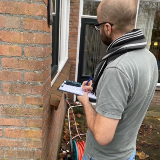 Jeroen maakt een Quickscan van een woning